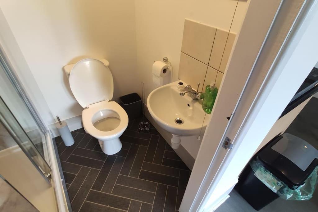 1 Bedroom Studio In A Supurb Area Of คาร์ดิฟฟ์ ภายนอก รูปภาพ